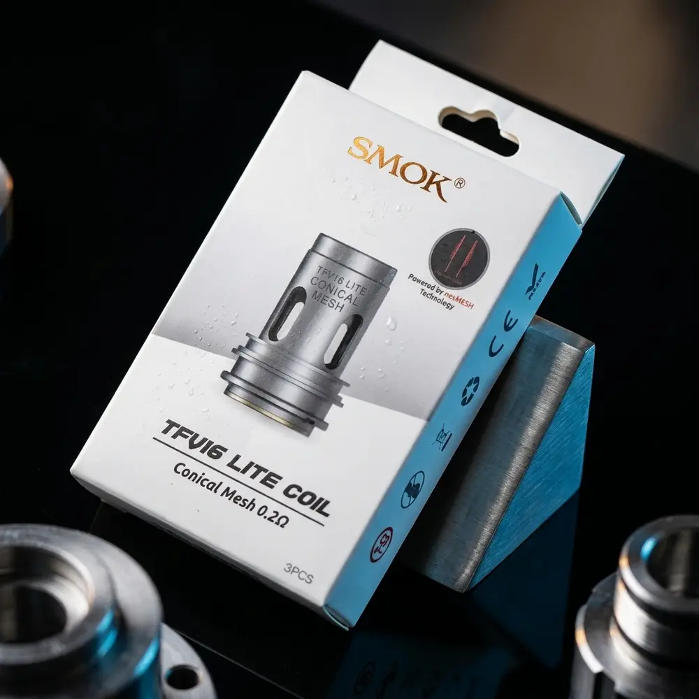 Resistencia Coil TFV16 Lite da Smok sobre acrilico preto refletivo, embalagem em destaque com detalhes e goticulas - Vapor Gringo
