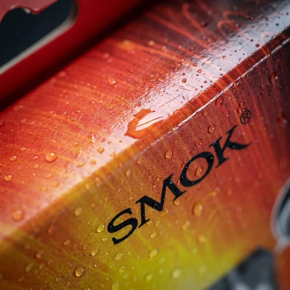 Close-up da embalagem TFV8 BABY V2 A1 Smok mostrando textura do papel, tipografia e brilho do verniz - Vapor Gringo