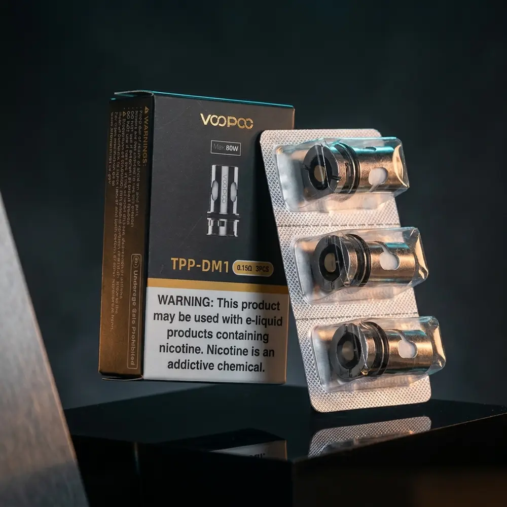Caixa da resistencia Voopoo TPP-DM1 0,15Ω sobre acrilico preto com iluminacao dramatica e reflexos - Vapor Gringo