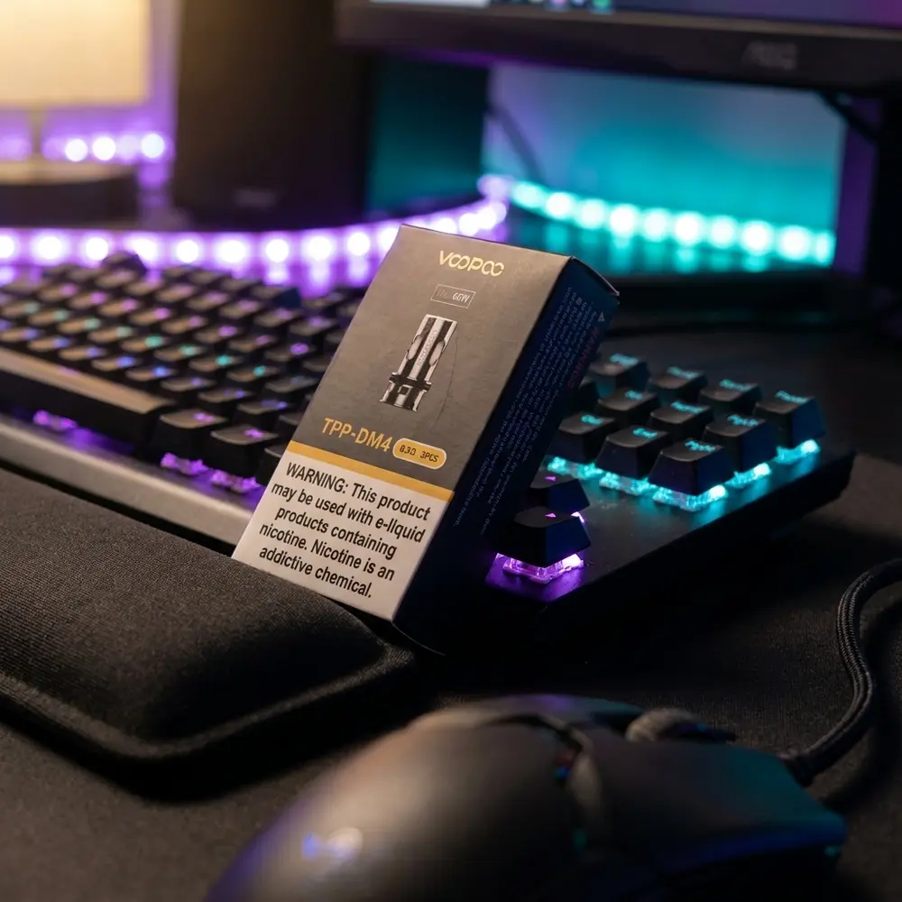 Pacote de resistencia Voopoo TPP-DM4 em escritorio gamer com teclado RGB e fone desfocados - Vapor Gringo