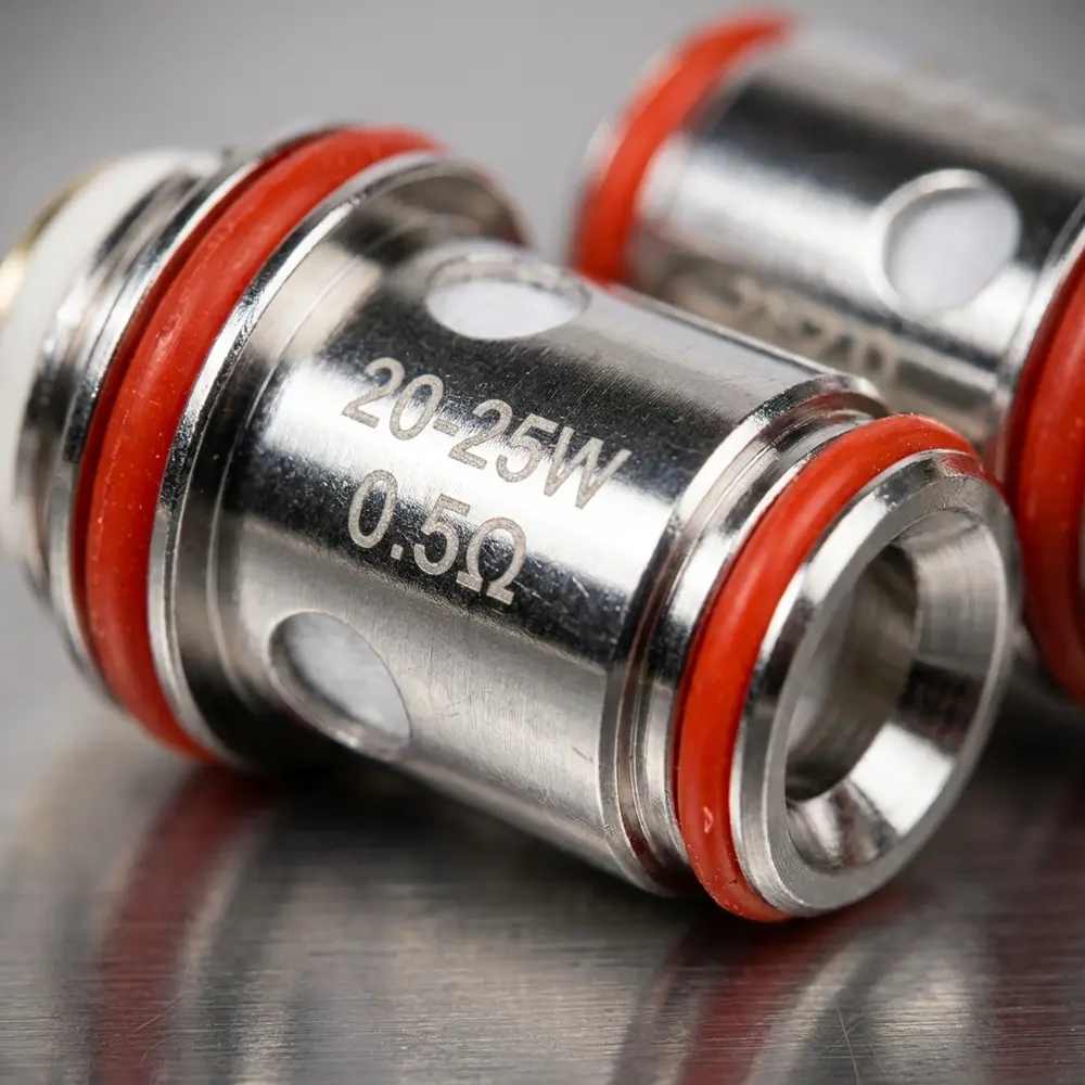 Detalhe macro da Resistência Coil Unicoil 1.0ohm OXVA mostrando textura, tipografia e reflexos metálicos - Vapor Gringo