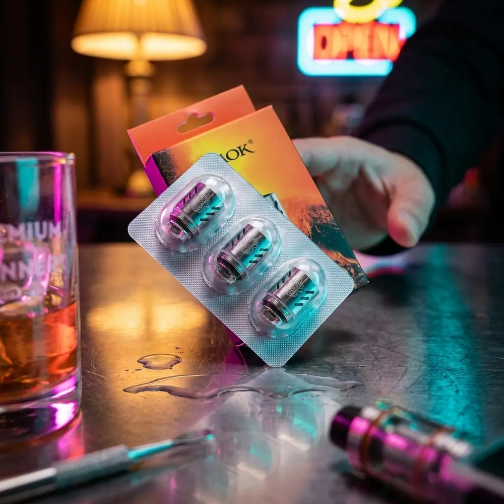 Resistência Coil V8 Q4 0.15Ω da Smok em cena de nightlife urbano com luzes neon rosa e teal e objetos de bar - Vapor Gringo