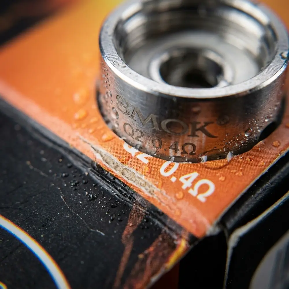 Detalhe macro da Resistência Coil V8 X-Baby Q2 0.4ohm Smok com gotas de condensação e tipografia legível - Vapor Gringo