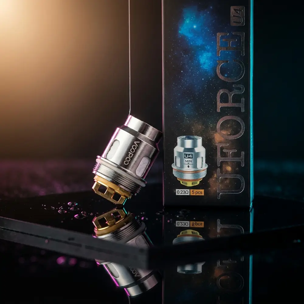 Resistência Coil Voopoo Uforce apoiada em acrílico preto brilhante com iluminação dramática - Vapor Gringo