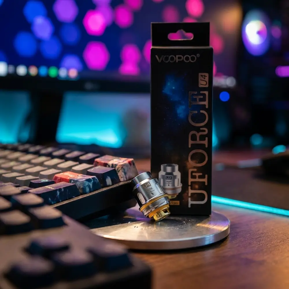 Resistência Coil Voopoo Uforce sobre mesa gamer RGB ao lado de teclado mecânico e mouse - Vapor Gringo
