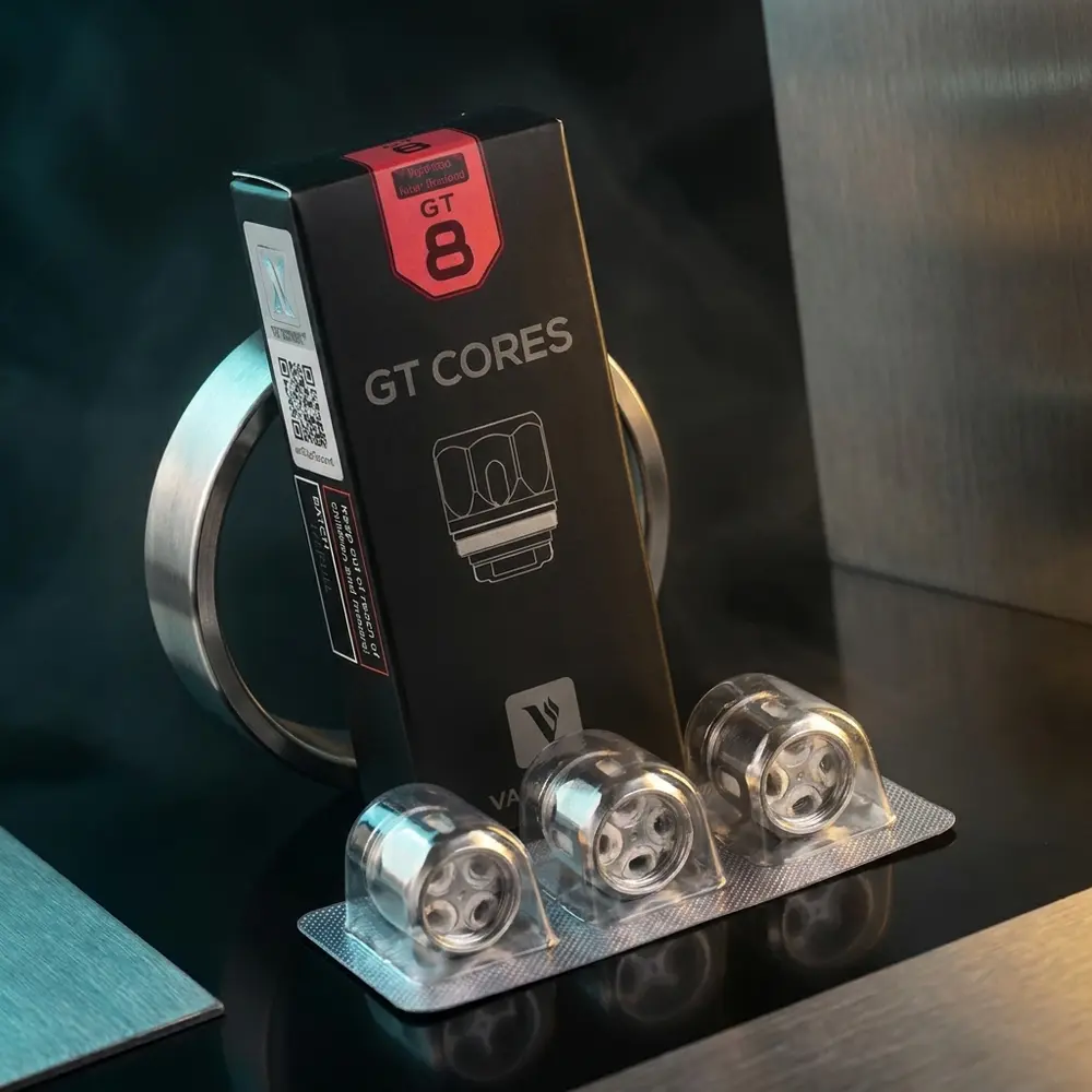Resistência GT8 Vaporesso em embalagem inclinada sobre acrílico preto com reflexos dourados e azuis - Vapor Gringo