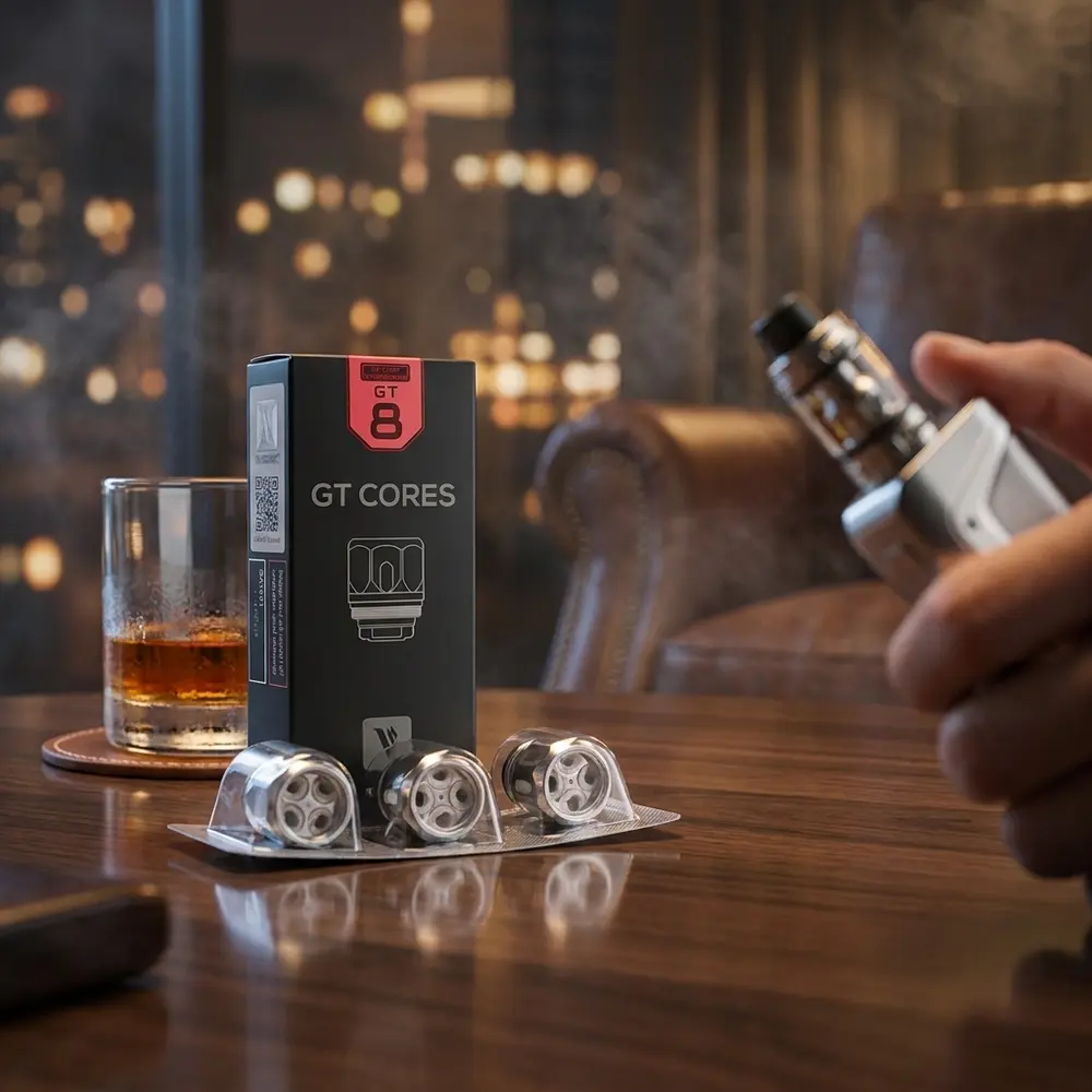 Resistência GT8 Vaporesso sobre mesa de lounge com copo e luzes de cidade desfocadas ao fundo - Vapor Gringo