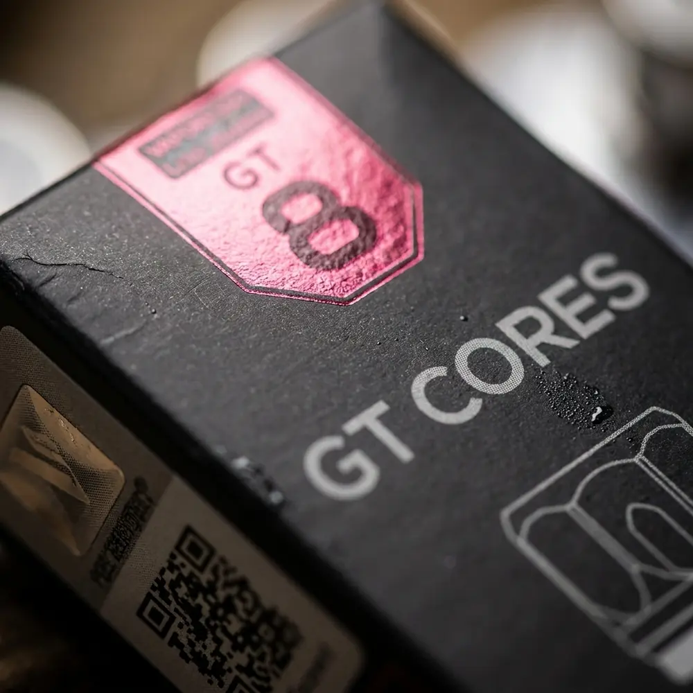 Close-up da embalagem Resistência GT8 Vaporesso mostrando logo, tipografia e textura do material - Vapor Gringo