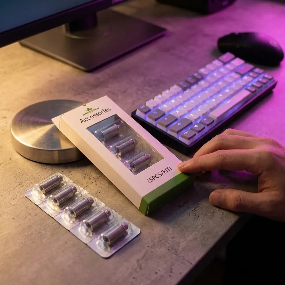 Resistência Câmara Herb Bullet Airistech sobre bancada RGB, próxima a teclado e luzes neon em cena urbana - Vapor Gringo