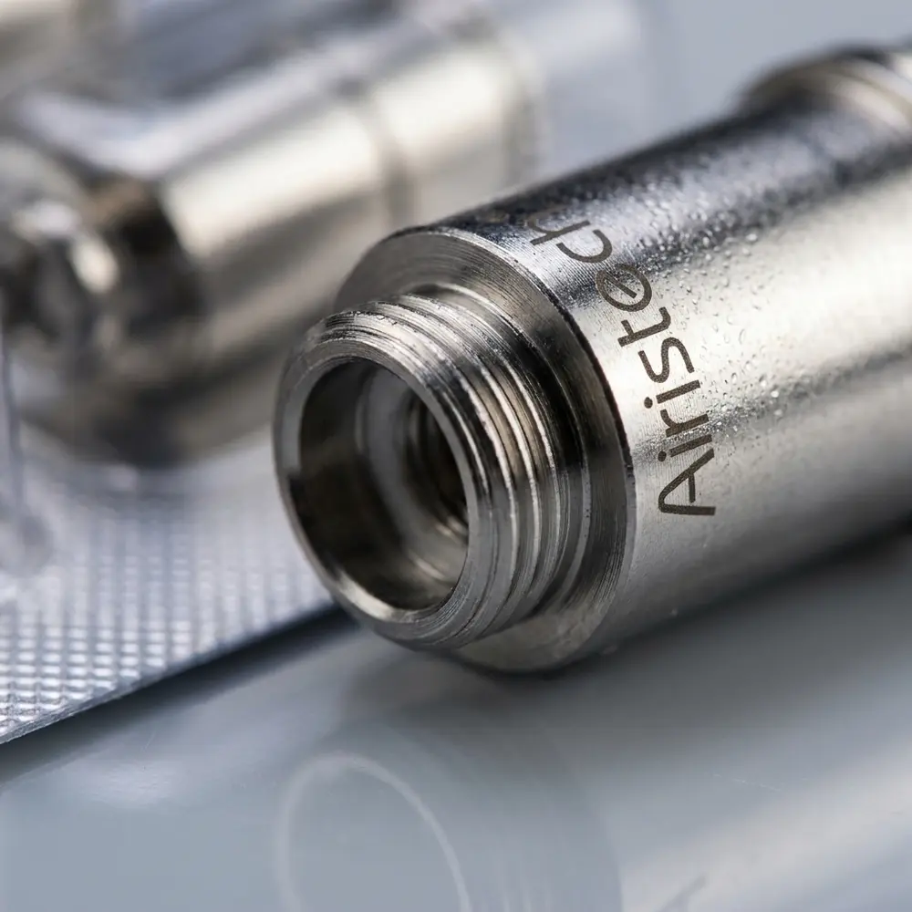 Close-up da resistência Herb Bullet Airistech mostrando rosca, textura metálica, gravura do logo e reflexos precisos - Vapor Gringo
