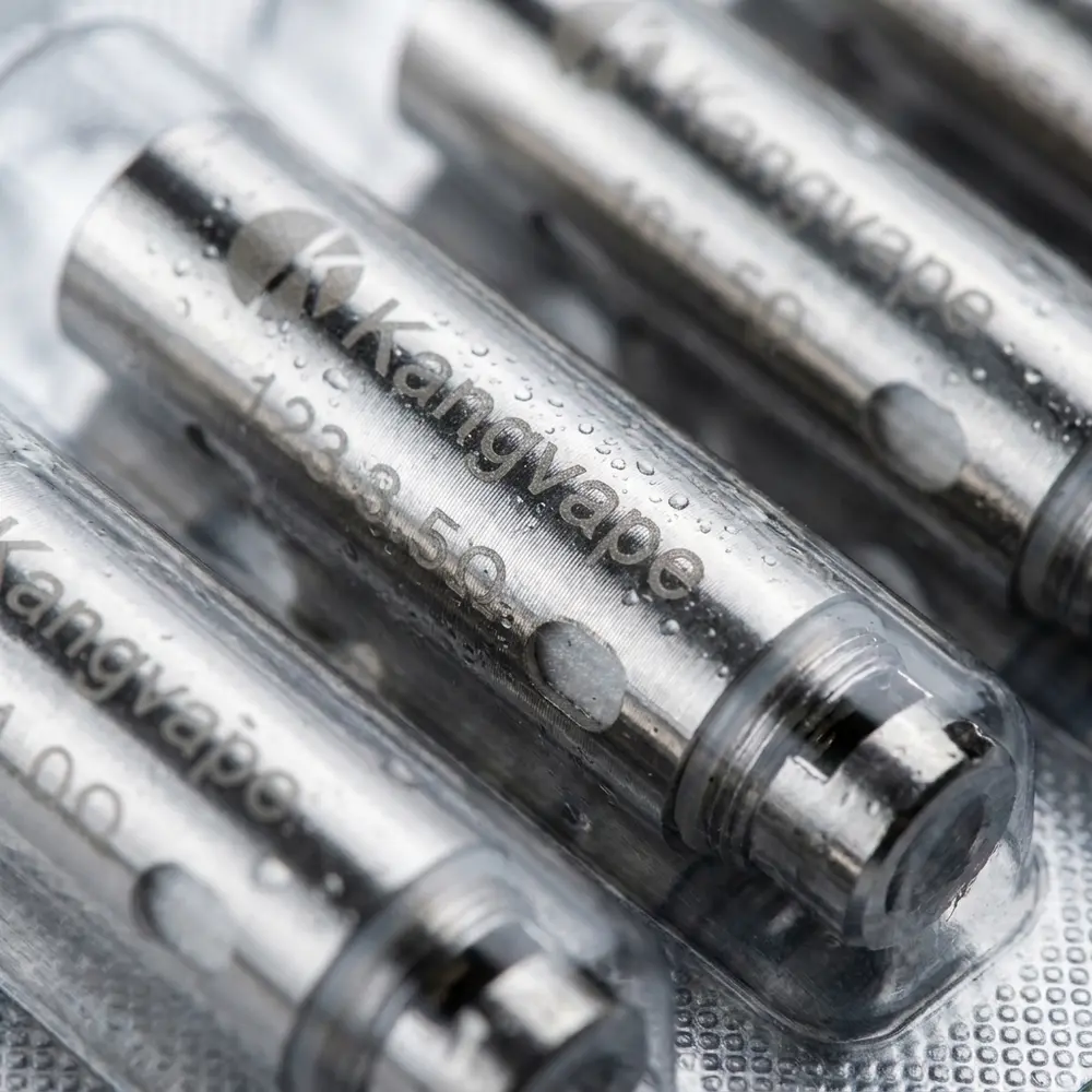 Detalhe da resistencia Kangertech PGOCC mostrando textura metalica, gravacao e gotas de condensacao - Vapor Gringo