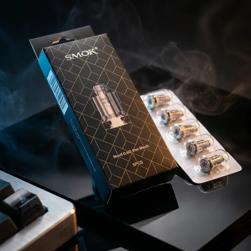 Resistência Mesh para Nord Pod Smok apoiada em acrílico preto com luzes azul e âmbar, close agressivo - Vapor Gringo