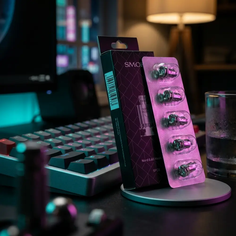 Pack de Resistência Mesh Smok em setup gamer com teclado mecânico e luzes RGB, ambiente urbano noturno - Vapor Gringo