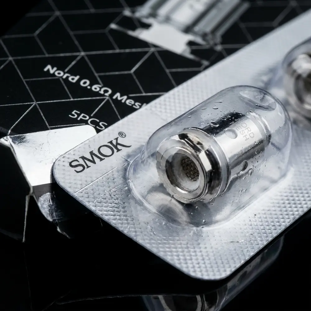 Macro da Resistência Mesh para Nord Pod Smok mostrando malha, janela plástica e gotas de condensação - Vapor Gringo