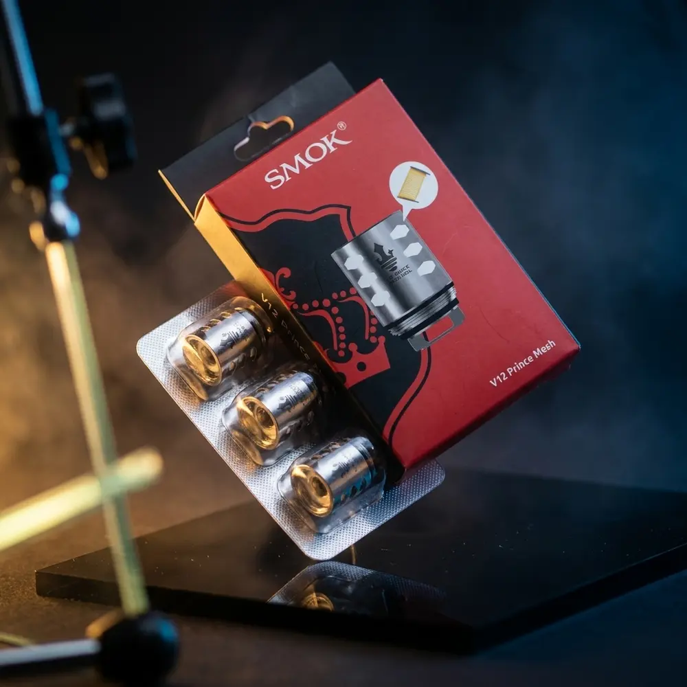Resistência Mesh para TFV12 Prince da Smok em estúdio escuro com reflexos cromados e iluminação dramática. - Vapor Gringo
