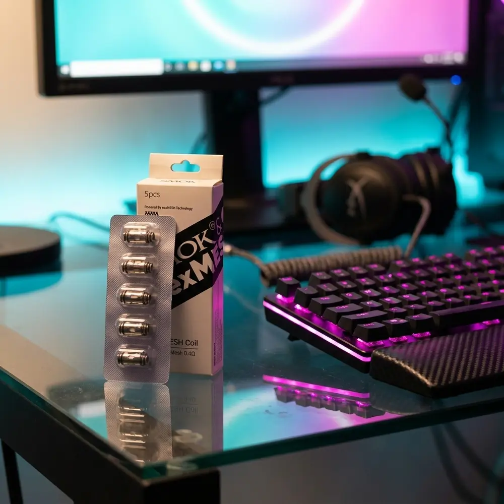Pack de Resistência nexMesh 0.4Ohm MTL sobre mesa RGB gamer com teclado mecânico e reflexos neon - Vapor Gringo