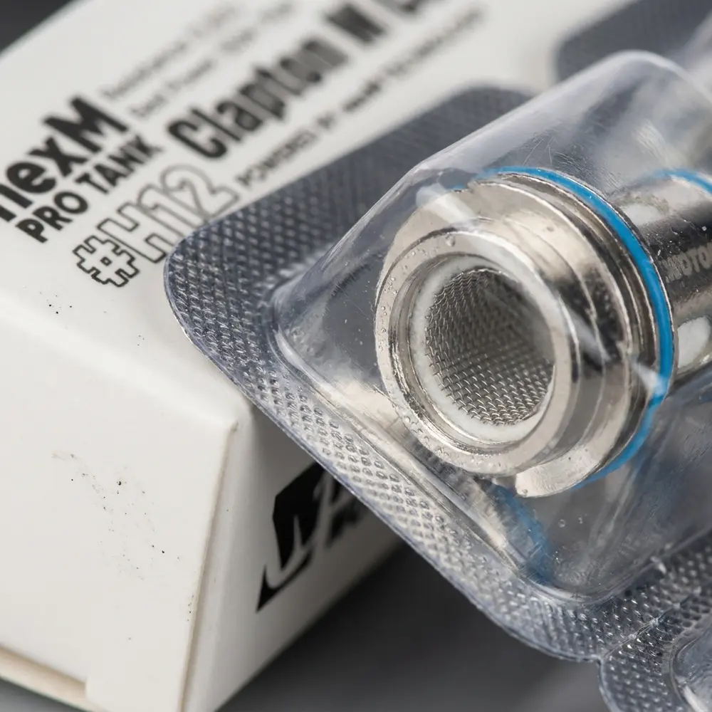 Macro da malha Clapton e embalagem da Resistência NexMesh Pro 0.2ohm Wotofo com textura e gotas - Vapor Gringo