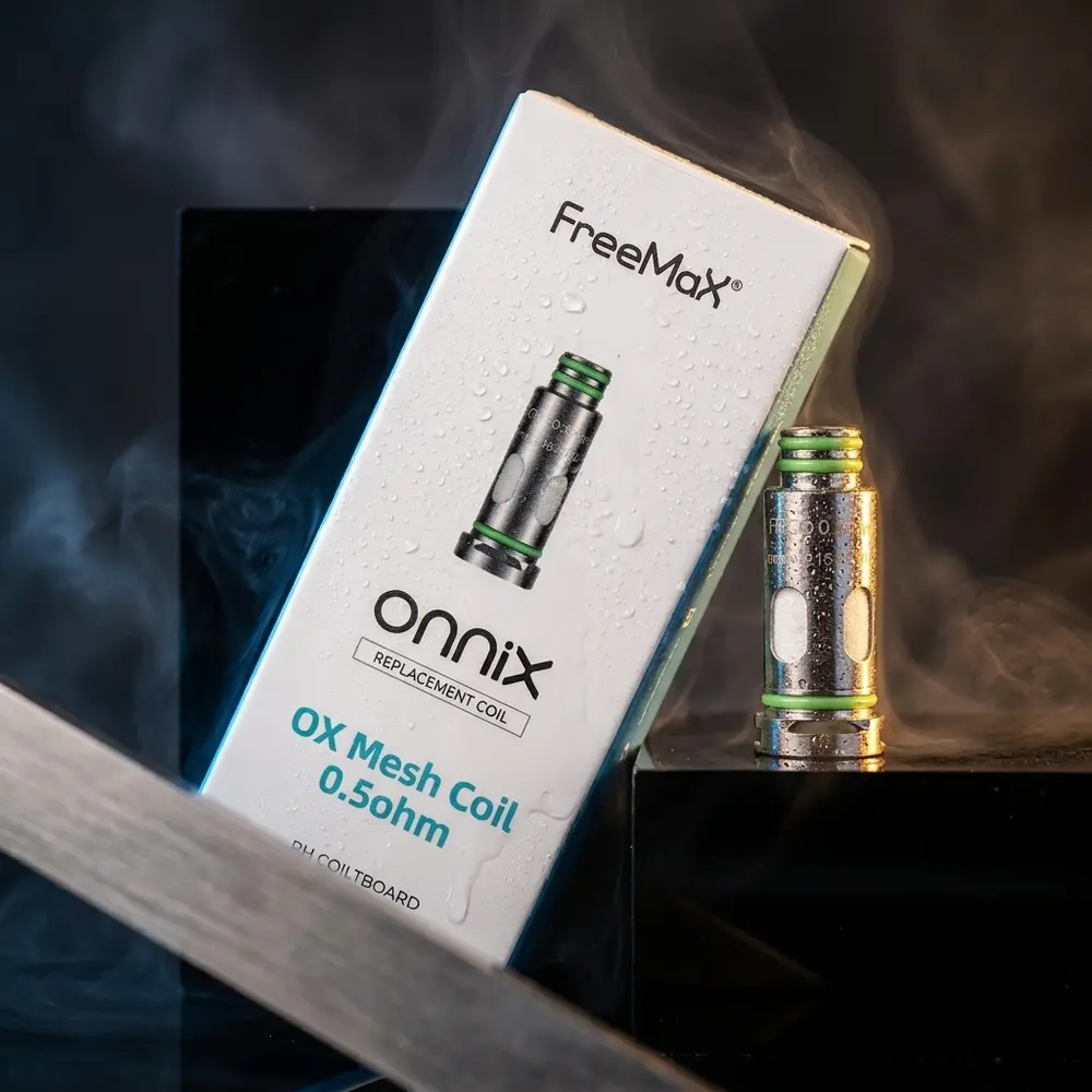 Resistência OX Mesh 0.5 ohm Freemax apoiada em acrílico preto com reflexos metálicos e condensacao - Vapor Gringo