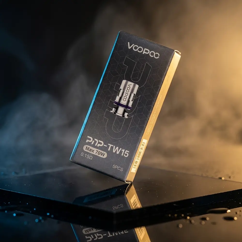 Pacote de Resistência PnP Voopoo suspenso sobre acrílico preto com reflexos metálicos e luzes contrastantes - Vapor Gringo