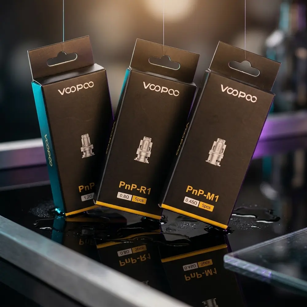 Resistência PnP Voopoo em destaque sobre acrílico preto com iluminação RGB roxa e ciano, embalagem visível - Vapor Gringo