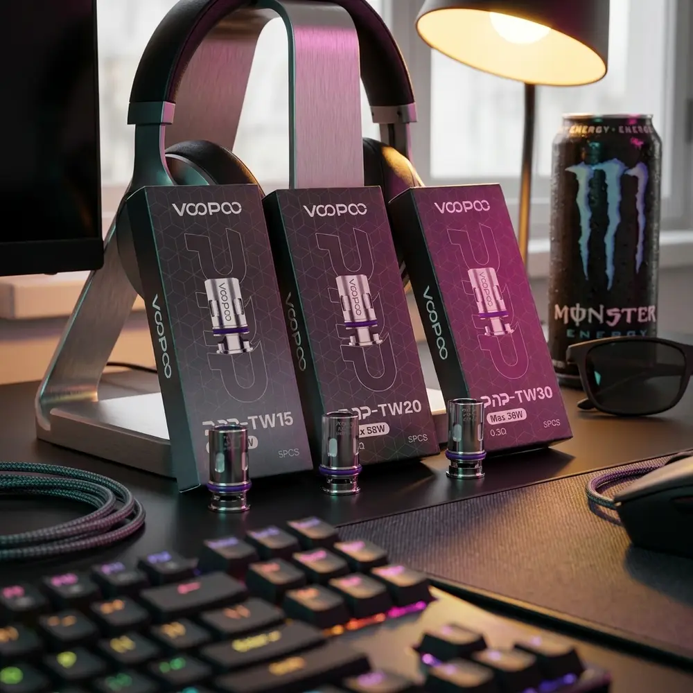 Resistência PnP Voopoo sobre mesa gamer com teclado RGB, lata condensada e luzes neon ao fundo - Vapor Gringo