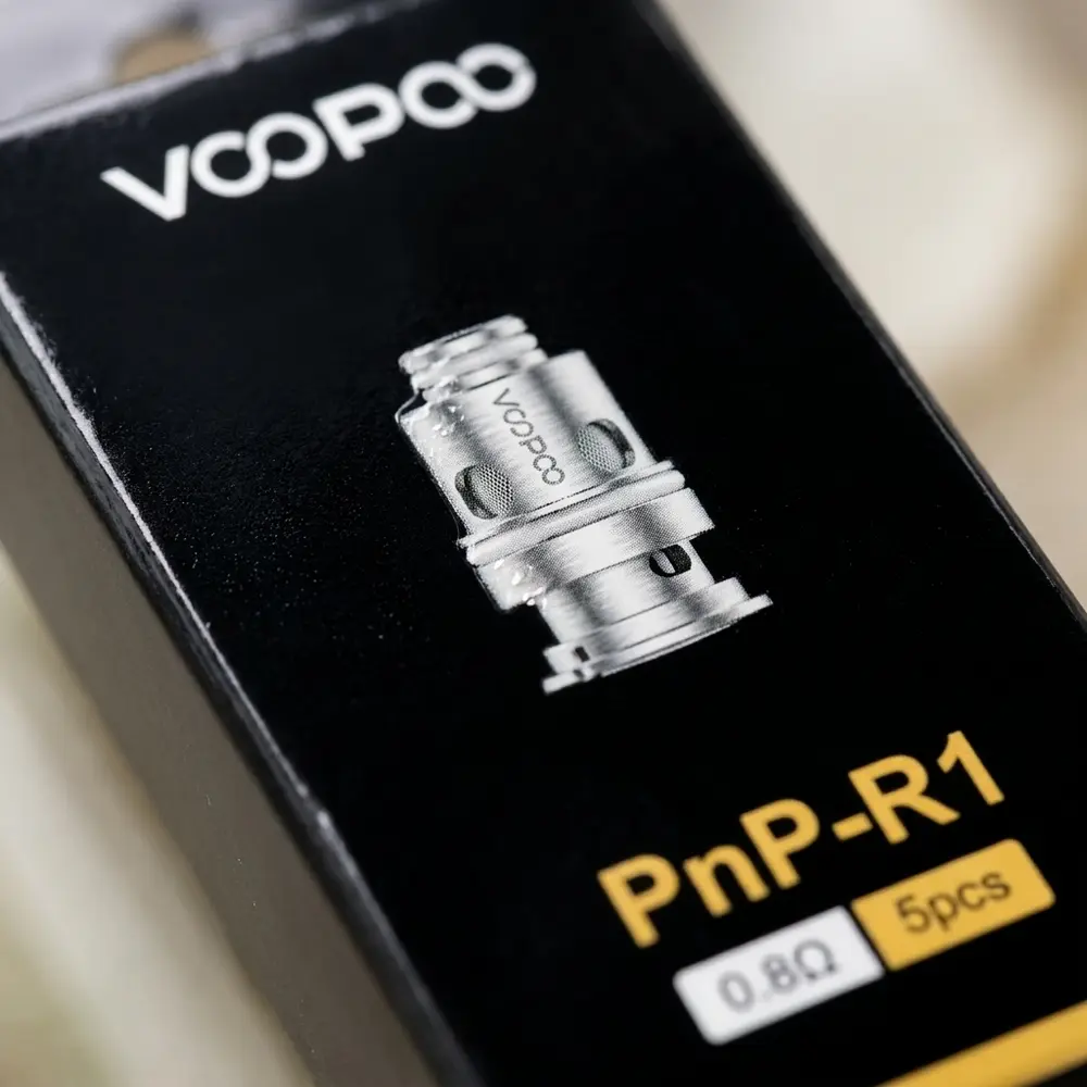 Macro da Resistência PnP Voopoo mostrando rótulo nítido, textura metálica e gotas de condensação - Vapor Gringo