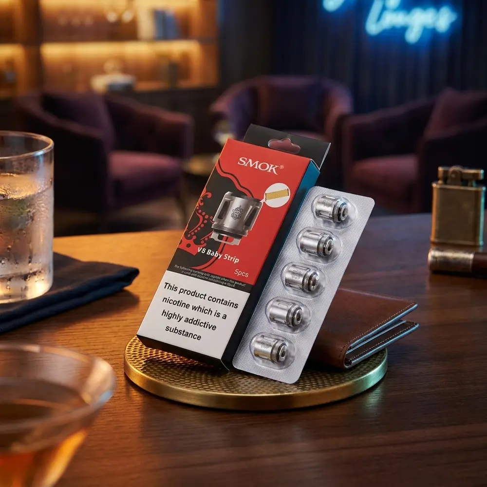 Pack de resistência Strip Smok apoiado num balcão de lounge luxuoso com coquetel e luzes ao fundo - Vapor Gringo