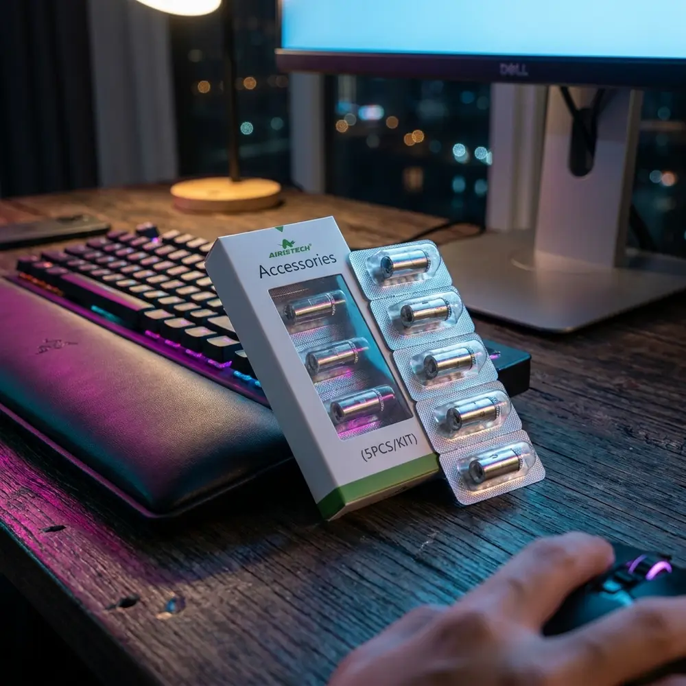 Resistência Wax/Oil Bullet para Herbva X apoiada em teclado mecânico RGB em ambiente urbano - Vapor Gringo