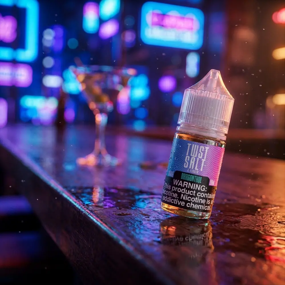 Frasco Twst Dragonthol 30ml sobre balcão de bar urbano com reflexos neon, copo desfocado ao fundo e vapor sutil - Vapor Gringo