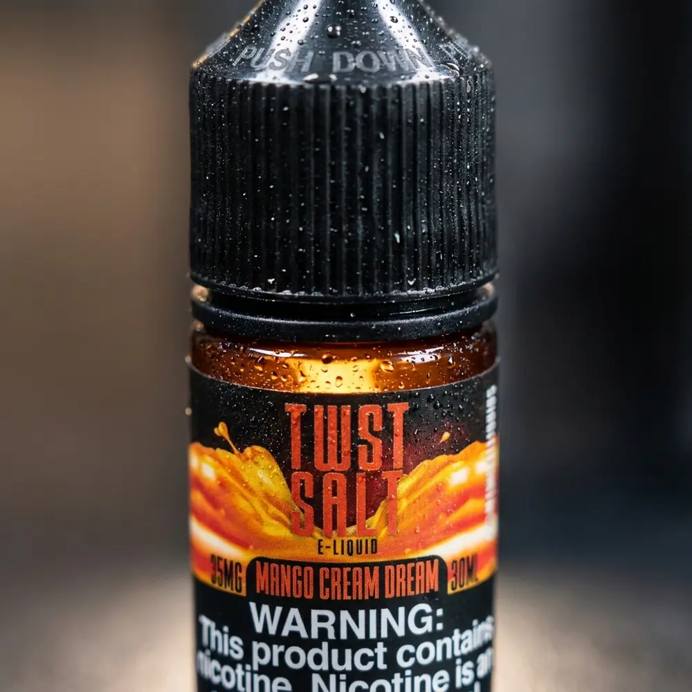 Detalhe macro do rotulo e bico do Twst Mango Cream Dream 30ml com goticulas, reflexos e textura do frasco - Vapor Gringo