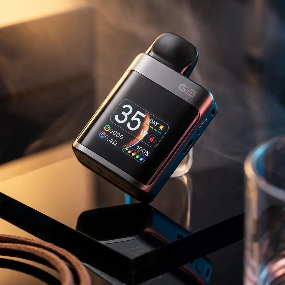 Uwell Caliburn G3 Pro Koko luxo em close sobre base acrilica escura com reflexos quentes e luzes magenta-teal - Vapor Gringo