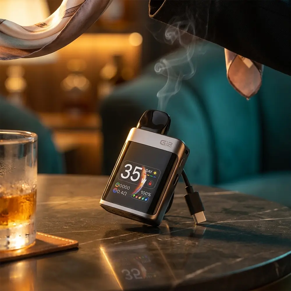 Uwell Caliburn G3 Pro Koko apoiado em mesa de marmore em lounge sofisticado com copo desfocado e luz amortecida - Vapor Gringo