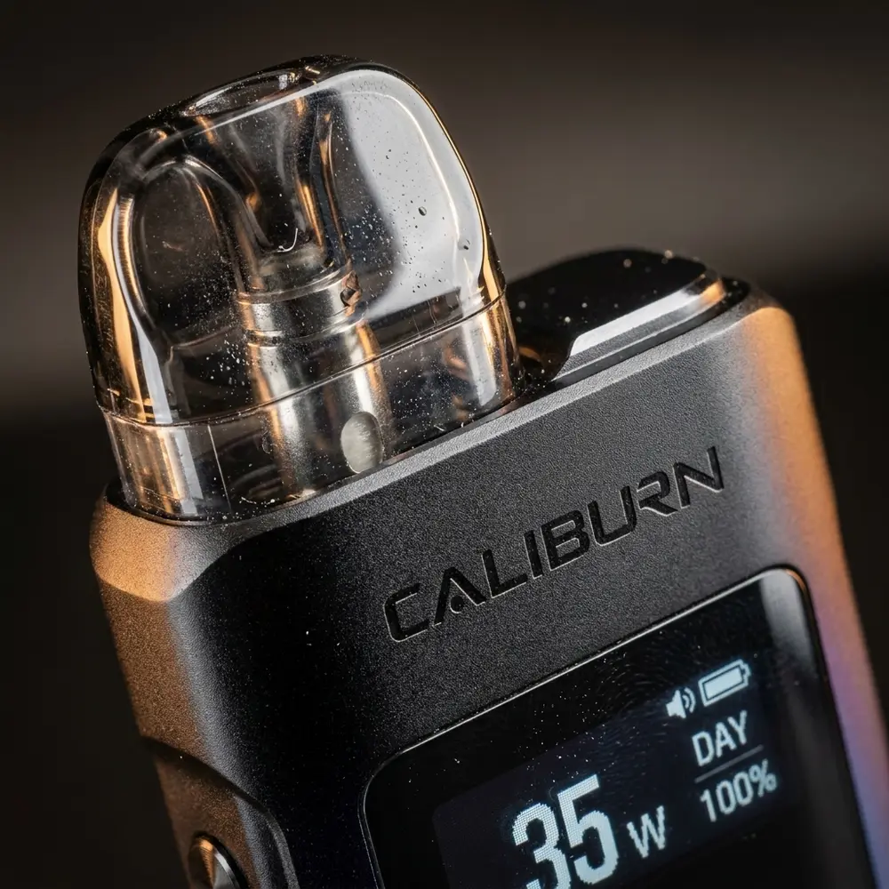 Macro do bocal e acabamento anodizado do Uwell Caliburn G3 Pro Koko mostrando textura, pod transparente e microreflexos - Vapor Gringo