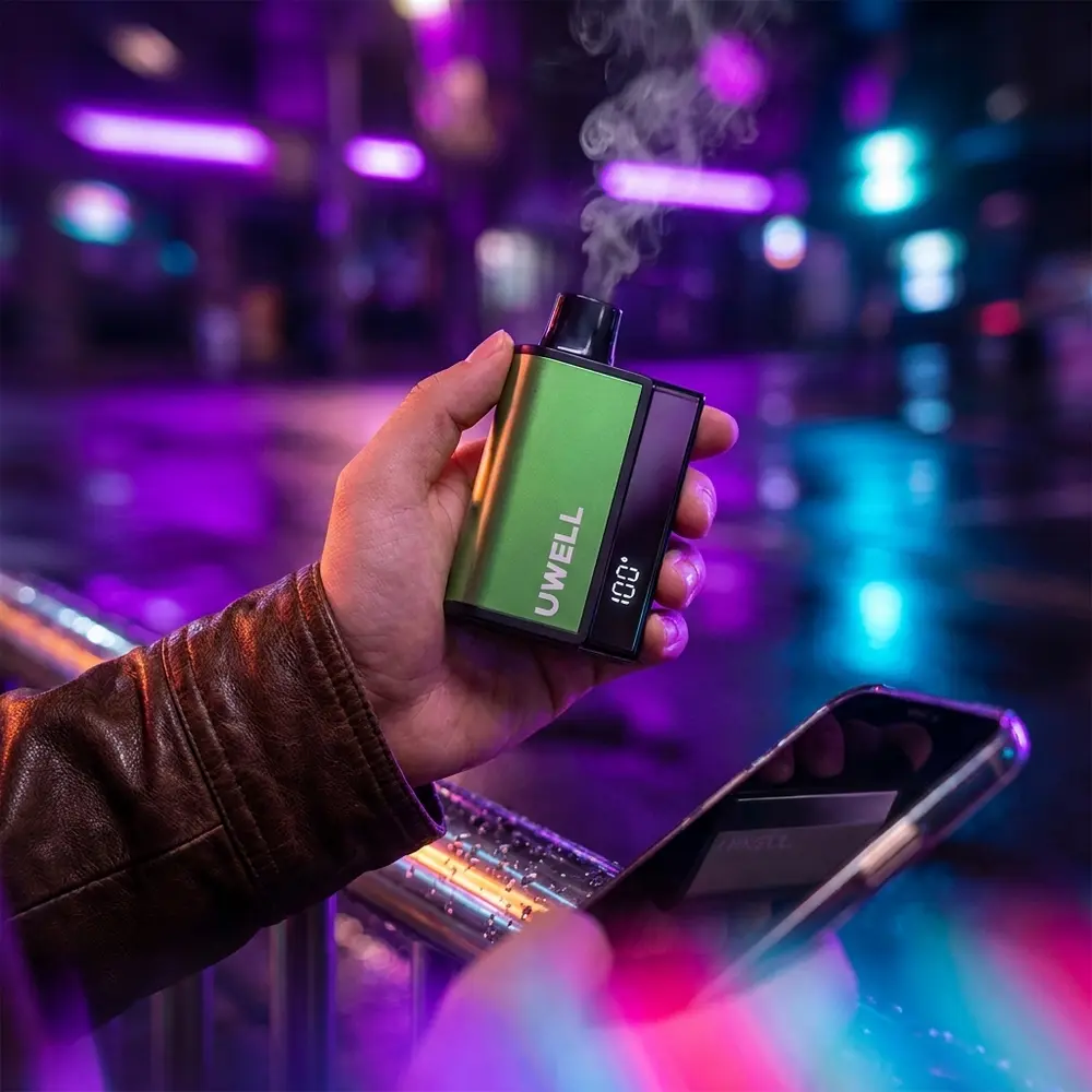 Uwell DL8000 Sunny Grape na mao recortada, fundo urbano neon desfocado e vapor sutil ao redor - Vapor Gringo