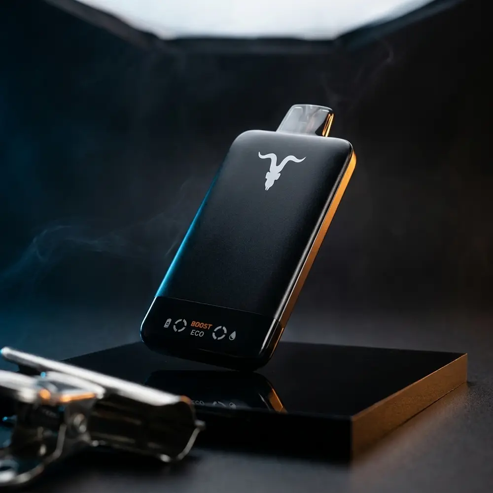 Pod descartavel V55 Ultra Slim Ignite inclinado sobre acrilico preto com luzes azuis e ambar e reflexos marcantes - Vapor Gringo