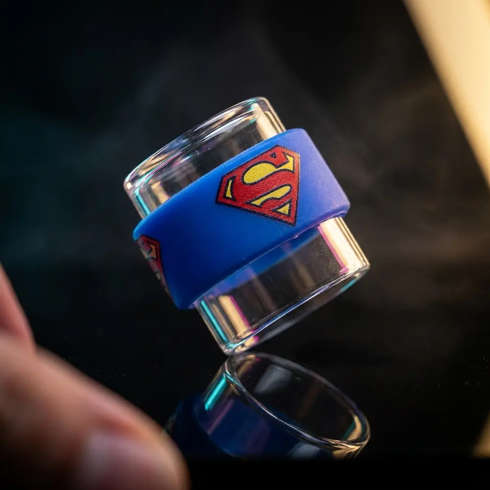 Vape Band Vapor Gringo envolvido no vidro do atomizador sobre base acrílica com luzes teal e magenta - Vapor Gringo