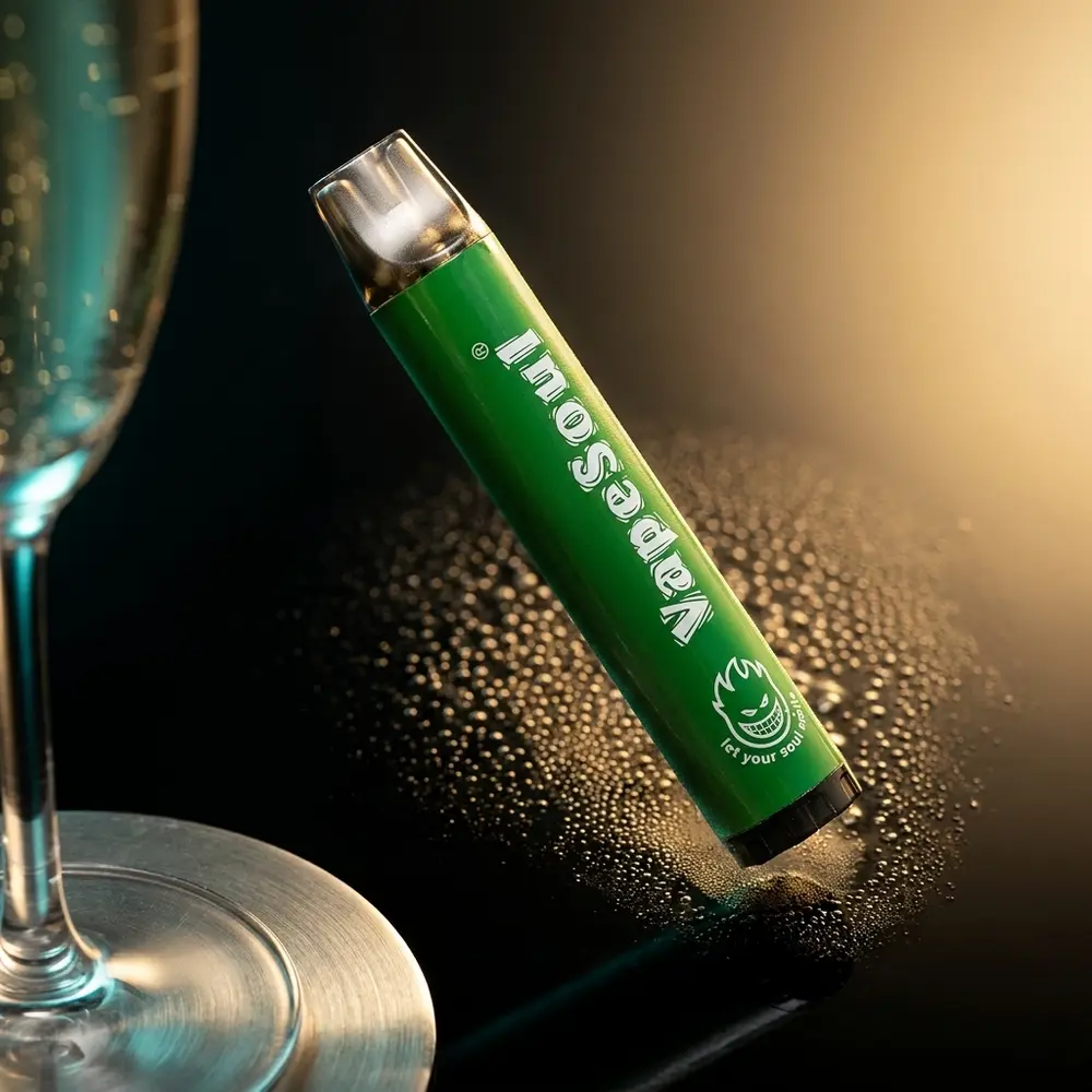 Pod descartável Vapesoul Apple Champagne suspenso sobre superfície preta reflexiva com luz dourada e gotas de condensação - Vapor Gringo