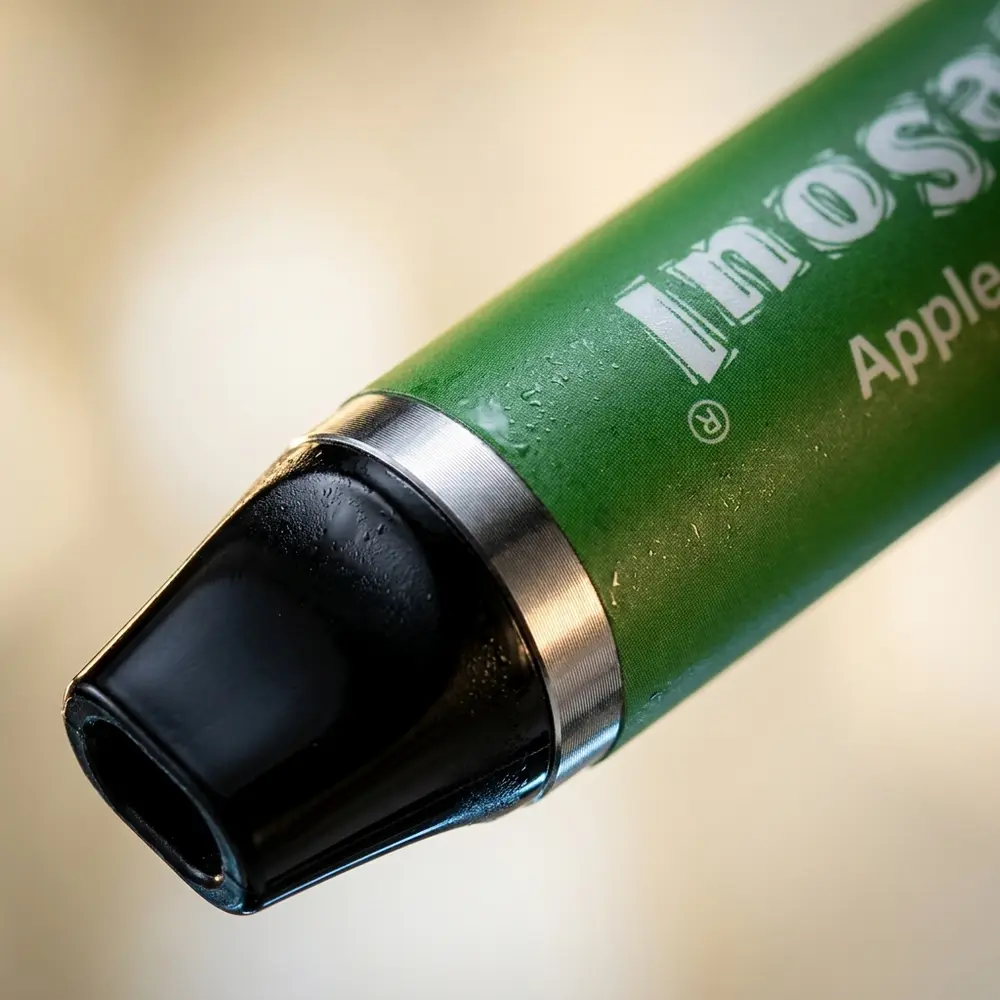 Macro do pod Vapesoul Apple Champagne mostrando bocal, anel metálico, logo e gotas de condensação em extrema proximidade - Vapor Gringo