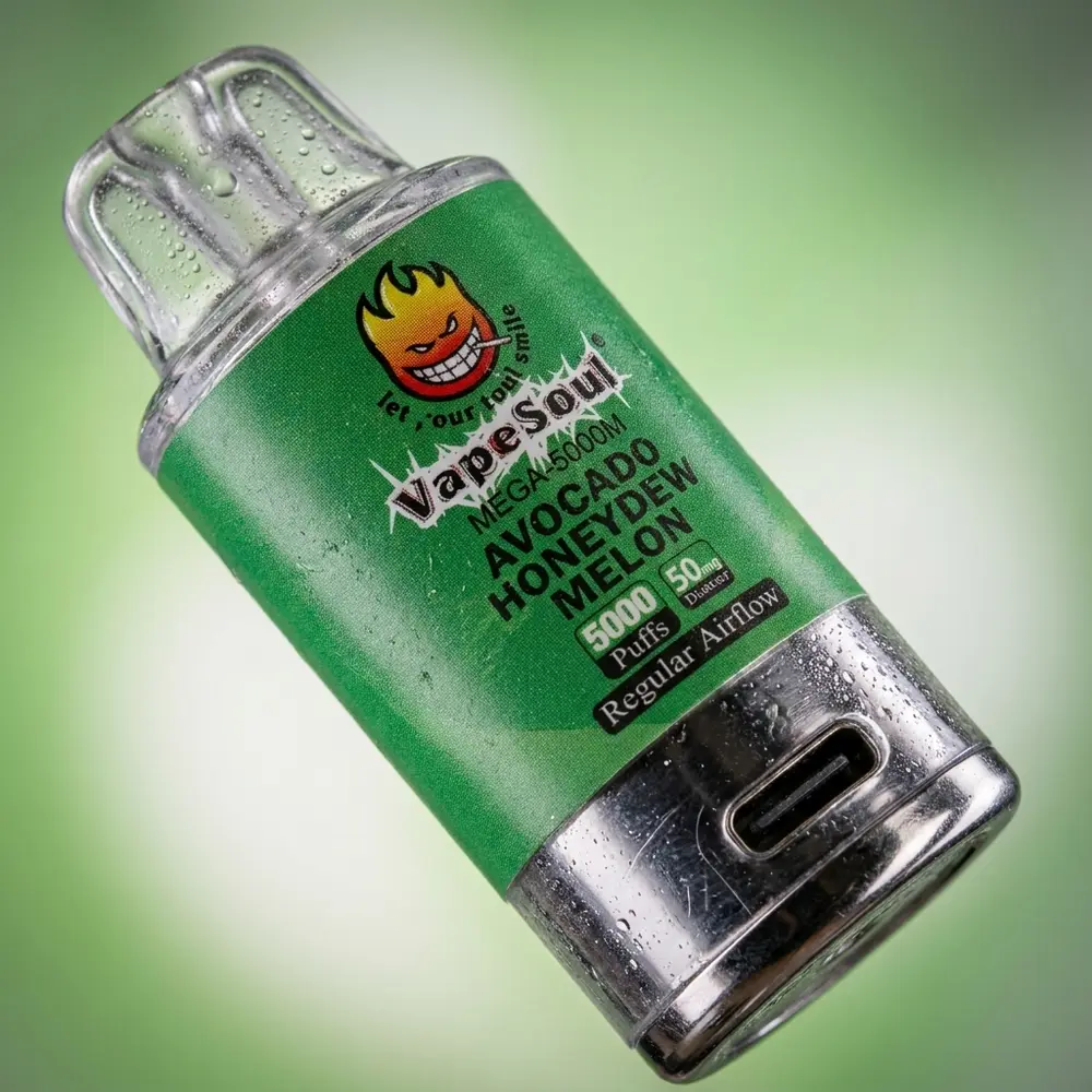 Detalhe macro do bocal e rótulo do Vapesoul Mega 5000 com gotas de condensacao e reflexos metalicos - Vapor Gringo