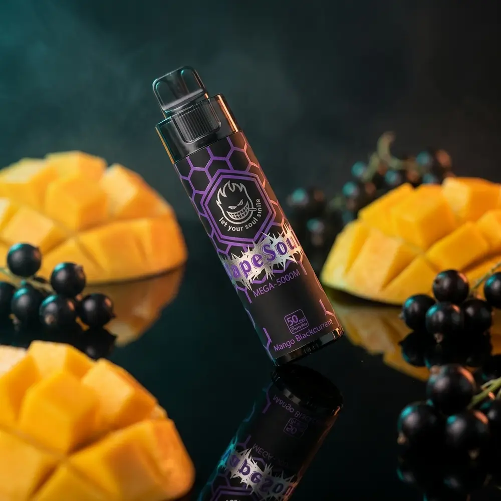 Pod Vapesoul Mega 5000 puffs Manga Groselha sobre acrilico preto refletivo com fatia de manga e groselhas iluminadas teal/laranja - Vapor Gringo