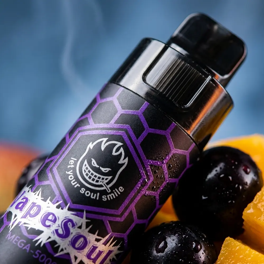 Close da Vapesoul Mega 5000 mostrando logo, bocais e gotas de condensação com reflexos metálicos e textura - Vapor Gringo