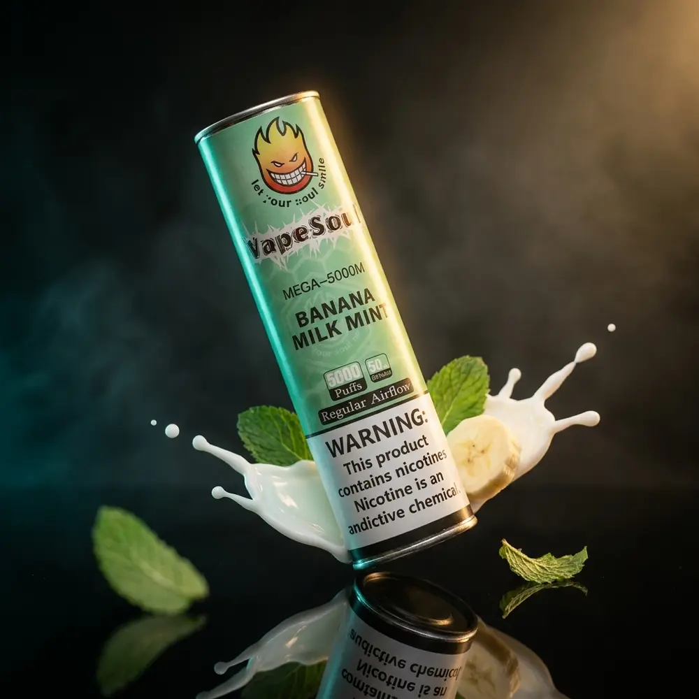 Pod descartavel Vapesoul Mega Banana Milk Mint sobre acrilico preto com splash de leite e folhas de menta - Vapor Gringo