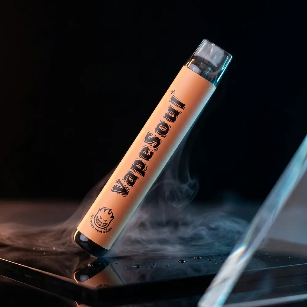 Pod descartavel Vapesoul Peach Ice suspenso sobre acrilico preto com luzes pessego e azul e reflexos marcantes - Vapor Gringo