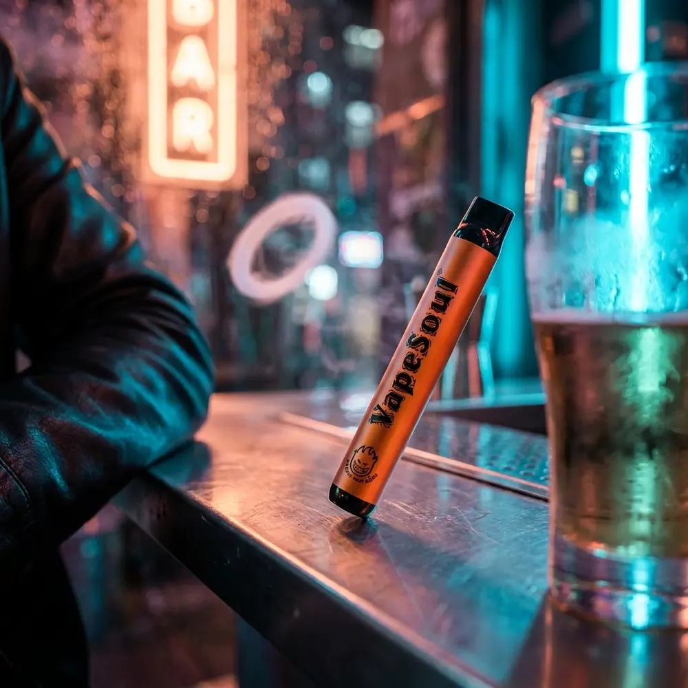 Pod descartavel Vapesoul Peach Ice sobre balcão molhado em rua noturna com luzes neon pessego e ciano - Vapor Gringo