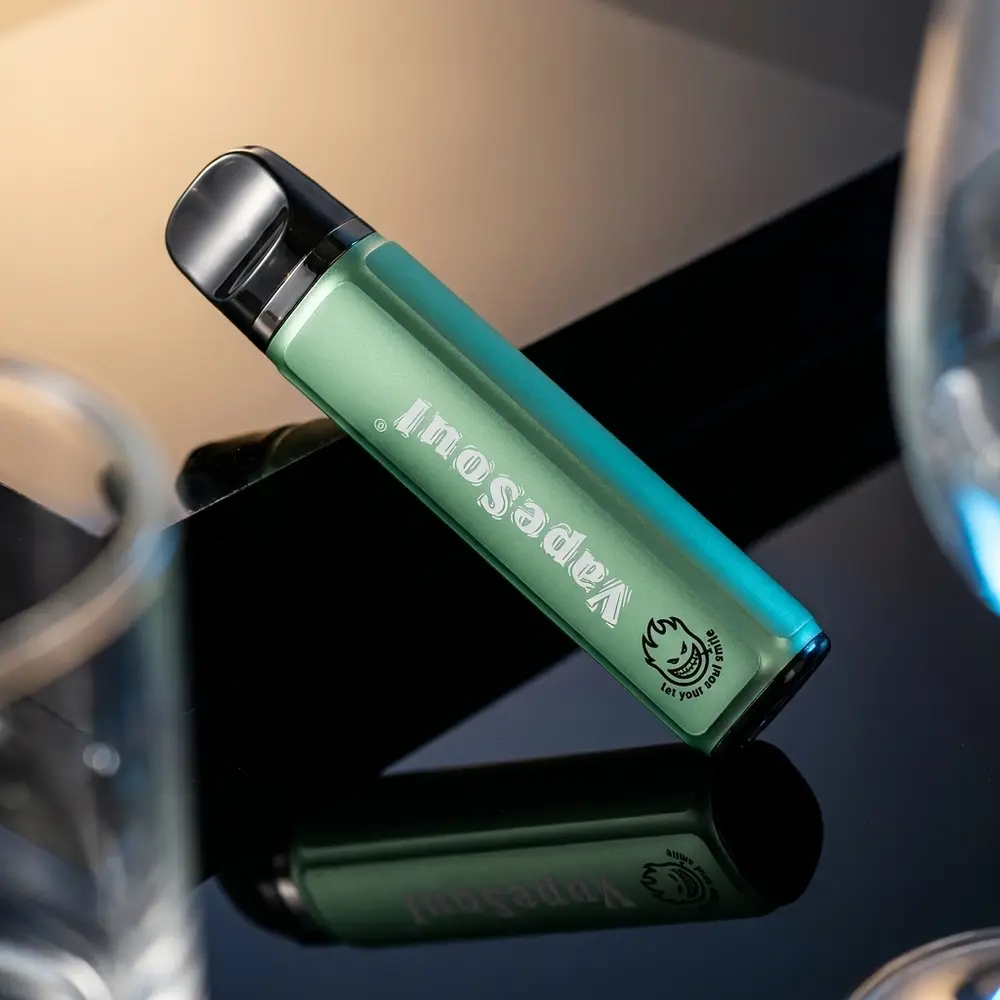 Pod descartavel Vapesoul 1500 puffs Baunilha em close sobre base acrilica preta refletiva com luz dramatica - Vapor Gringo