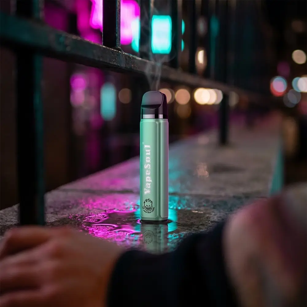 Pod Vapesoul 1500p Baunilha apoiado em parapeito molhado, luzes neon e bokeh urbano ao fundo - Vapor Gringo