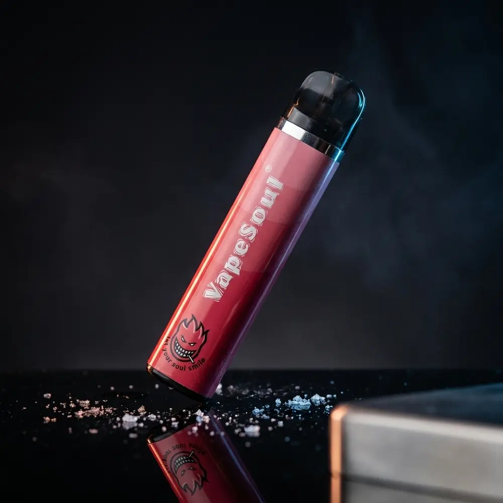 Pod descartável Vapesoul Strawberry Ice 1500 puffs sobre base acrílica preta com reflexos vermelhos e brilho gelado - Vapor Gringo