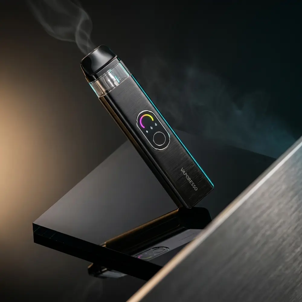 Vaporesso XROS 4 preto sobre acrílico preto com luzes quentes e frias realçando metal e logotipo - Vapor Gringo