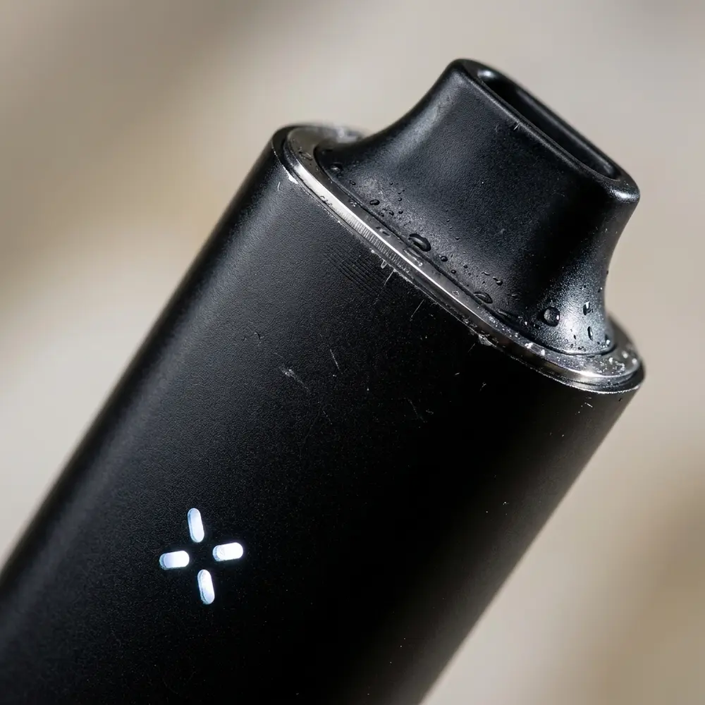 Detalhe do bocal e acabamento em aluminio anodizado do Pax 3 com gotas de condensacao e reflexos metalicos - Vapor Gringo