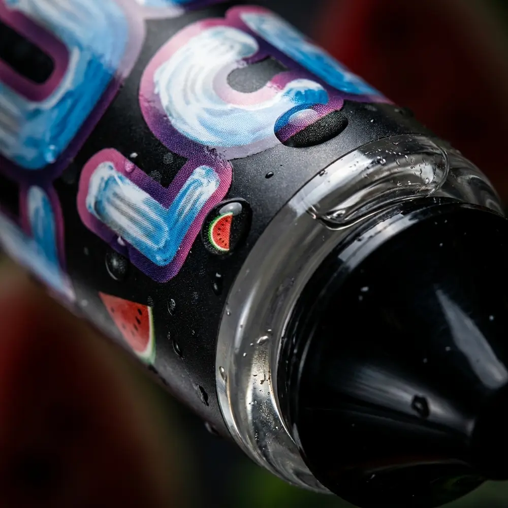 Close macro do rótulo VGOD Lush Ice Ice Watermelon com condensação, gotas e reflexos detalhados - Vapor Gringo